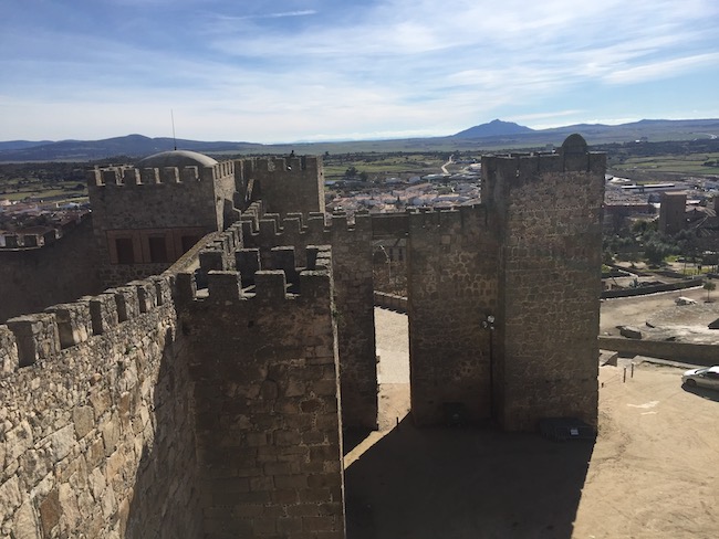 Deel van muren van fort van conquistadores stad Trujillo in Midden Spanje