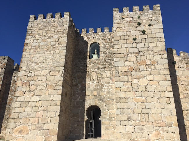 Toegangspoort tot kasteel van Trujillo in Extremadura