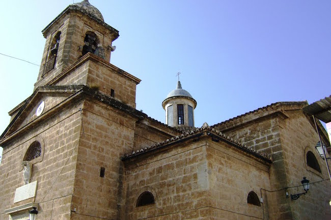 De neoklassieke Rosario kerk in Velez de Benaudalla (Granada, Andalusië, Spanje)