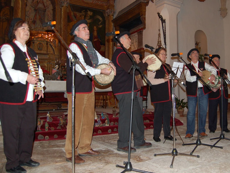 Traditionele kerstliederen wedstrijd in Torija bij Madrid