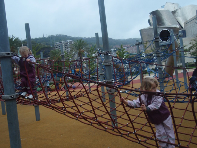 Kinderen spelen bij het Guggenheim museum in Bilbao (Baskenland)