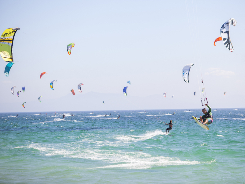 Kitesurfen aan het Valdevaqueros strand aan de Costa de la Luz