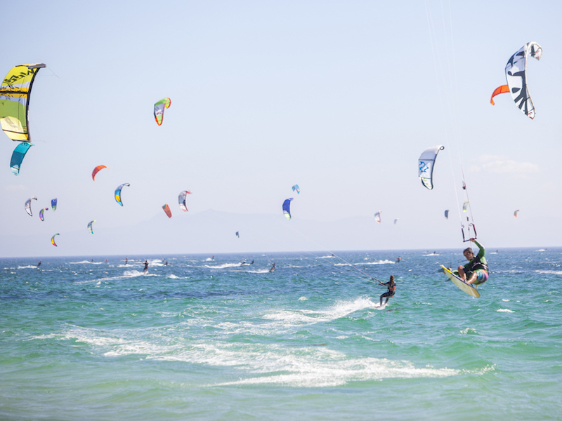 Kotesurfen aan het Valdevaqueros strand aan de Costa de la Luz in Andalusië