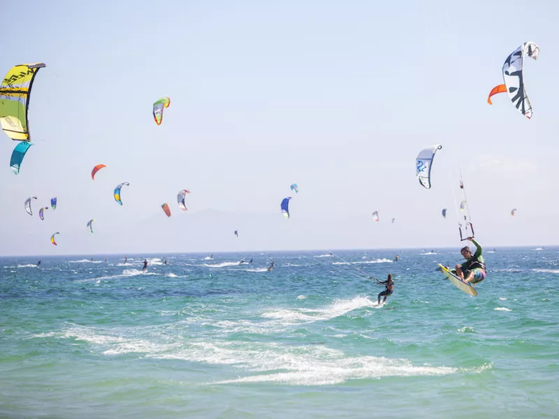 Kotesurfen aan het Valdevaqueros strand aan de Costa de la Luz in Andalusië
