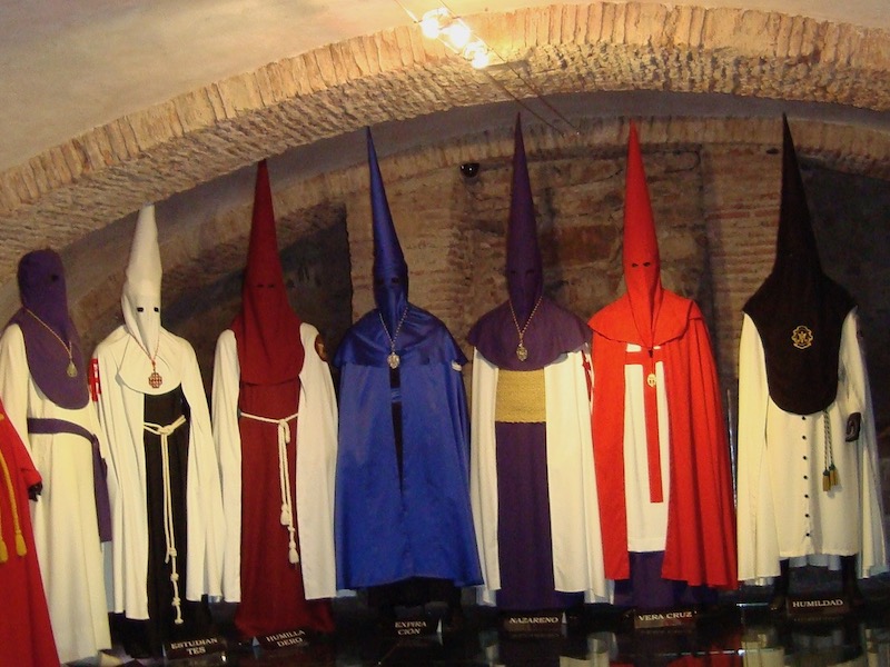 Goede Week klederdrachten van broederschappen in Cáceres (Spanje)