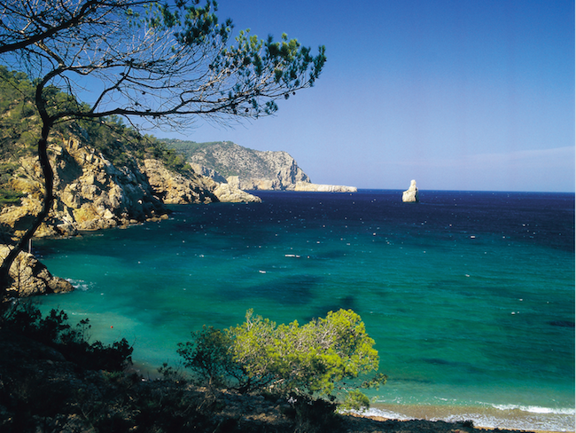 Kliffen bij Benirras strand op Spaanse eiland Ibiza
