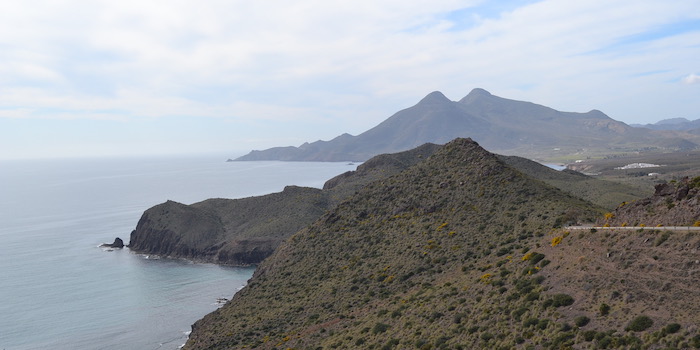 Kliffen aan kust van Cabo de Gata (Almería, Andalusië)