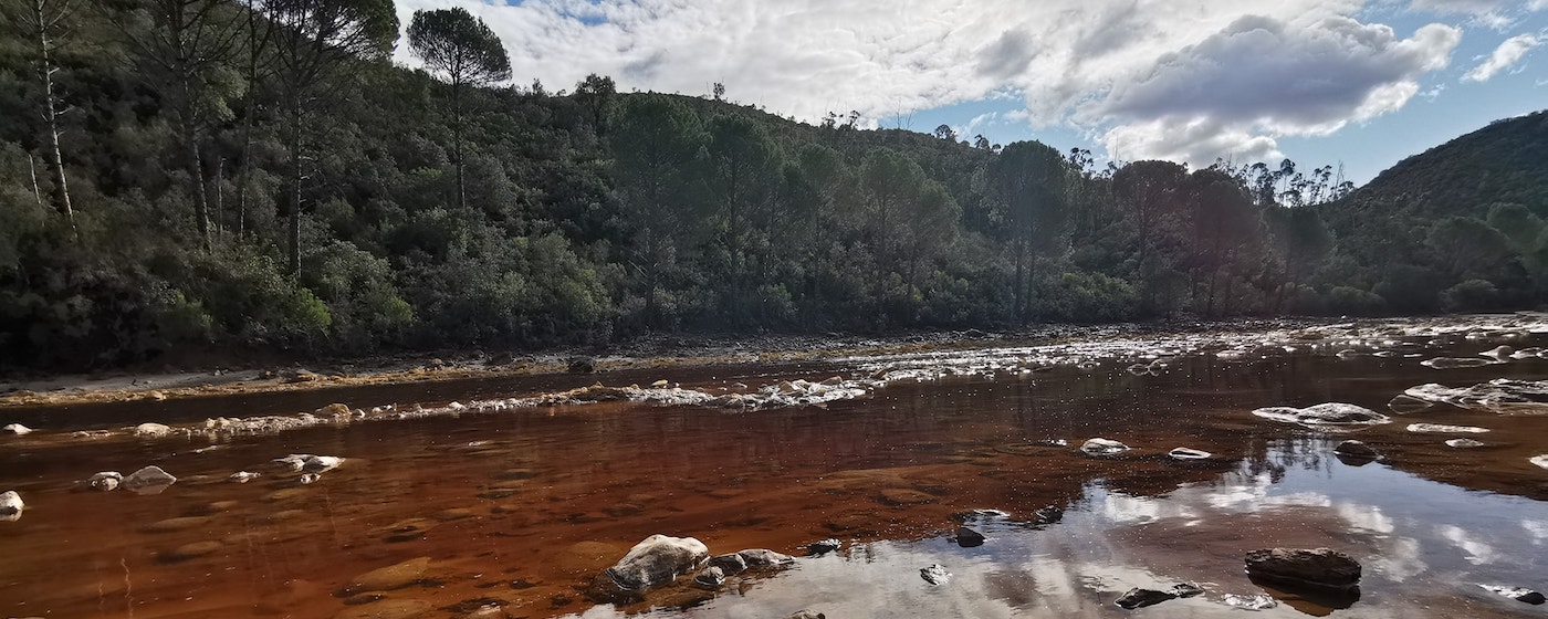 De koperkleurige Rio Tinto rivier in de provincie Sevilla (Andalusië)