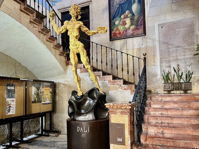 Kunstwerk Dalí in hal van stadshuis Alicante