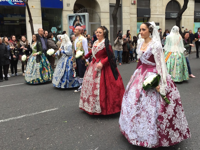 In traditionele klederdracht bloemen brengen naar de beschermheilige van Valencia