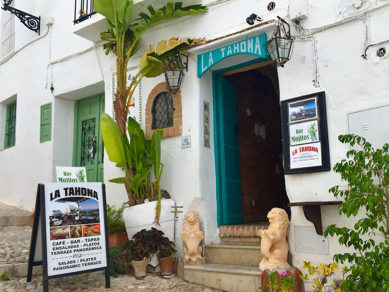 Ingang van café restaurant La Tahona in Frigiliana (Andalusië)