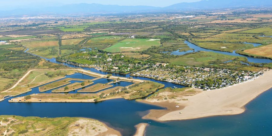 Luchtfoto van Camping Nautic Almata in natuurpark Aiguamolls de l´Emporda