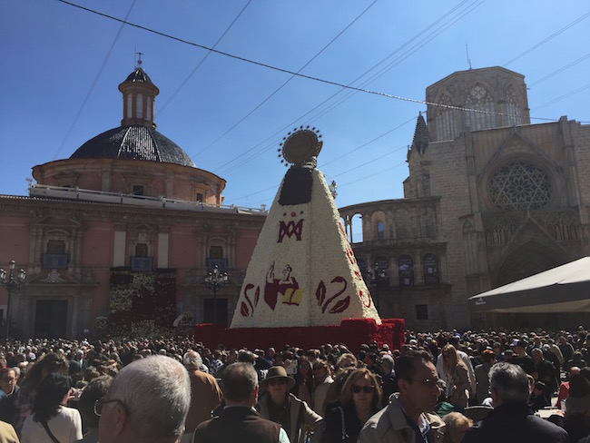 Viering van Las Fallas op plaza de la virgen in Valencia