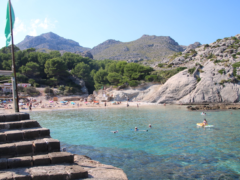 Baaien en helderblauw water tijdens een vakantie op Mallorca