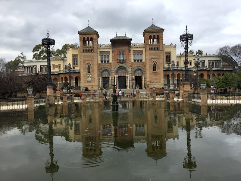 Het Mudejar paviljoen in het Maria Luisa park van Sevilla (Andalusië)