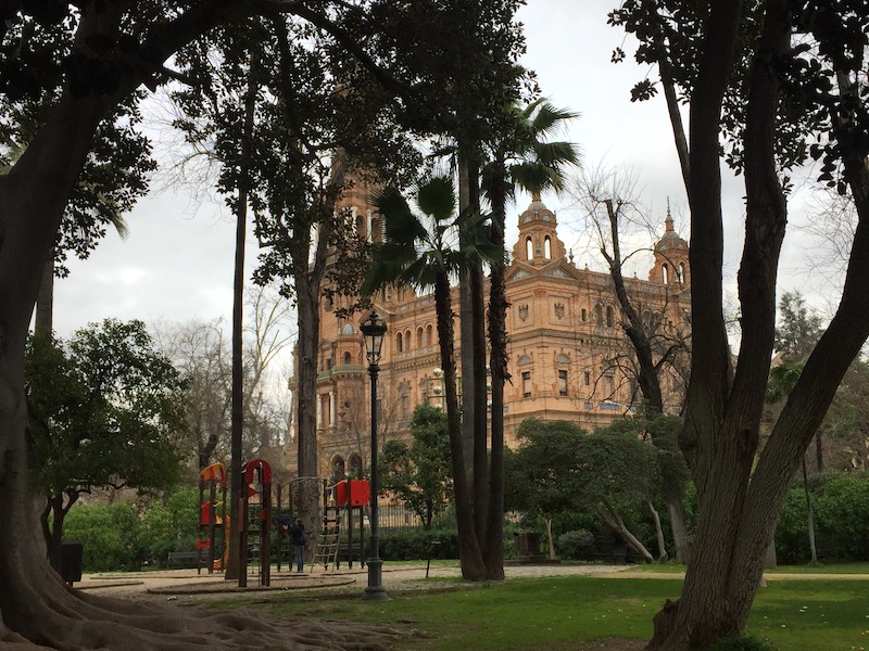 Speeltuin met uitzicht op Plaza de España in Maria Luisa park van Sevilla