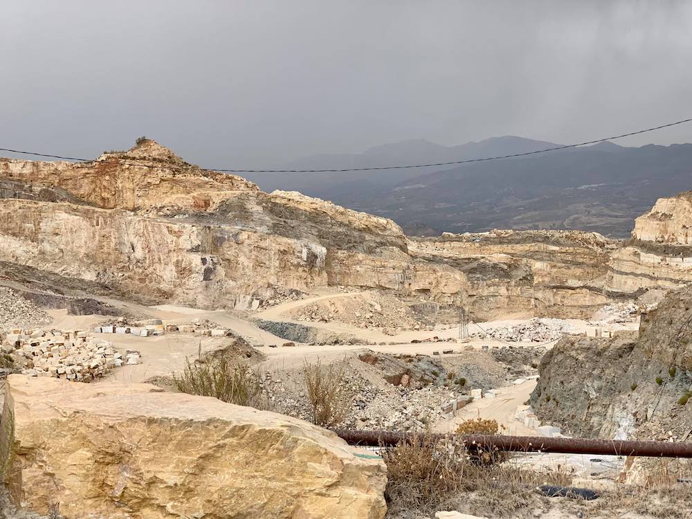 Marmersteengroeve buiten het dorp Macael in Zuid-Spanje