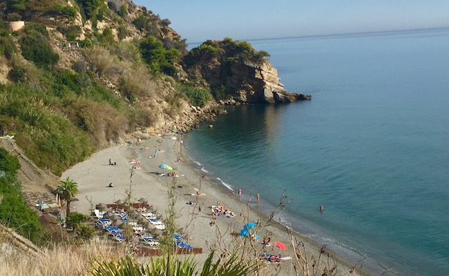 Het Maro strand bij Nerja aan de Costa de Sol in Spanje