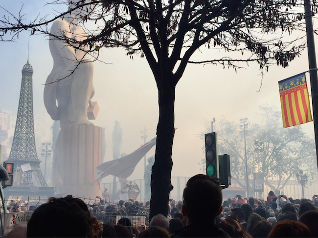 De mascleta op het gemeentehuisplein tijdens de Fallas van Valencia