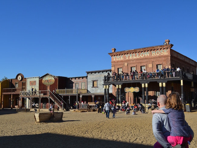 Op weg naar een Western show in thema park Oasys in de woestijn van Almería (Zuid Spanje)