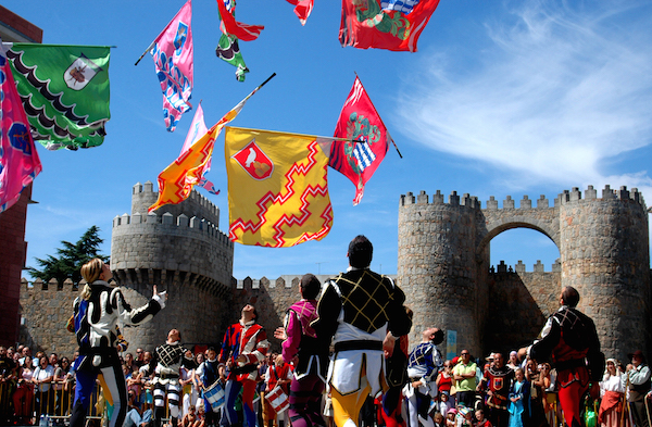 Middeleeuwse feesten in Avila (Midden Spanje), met op de achtergrond de Middeleeuwse stadsomwalling