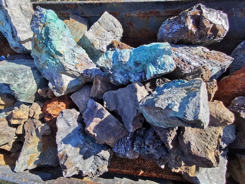 Prachtig gekleurde stenen in mijnbouwgebied Minas de Río Tinto - Foto's Jan Nieuwland