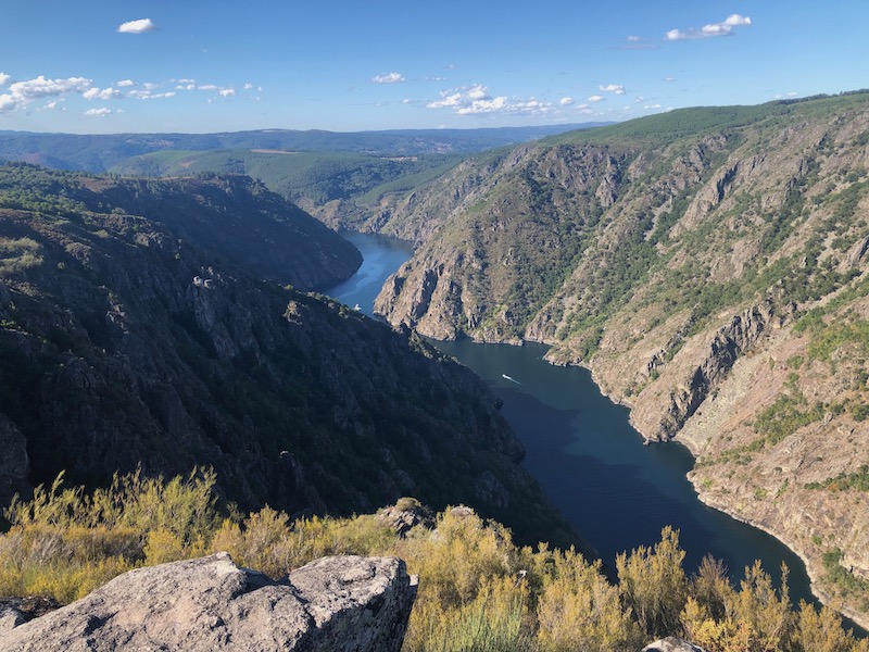 Uitzicht op Cañon del Sil vanaf Miradoiro de Vilouxe (Ribeira Sacra, Galicië)