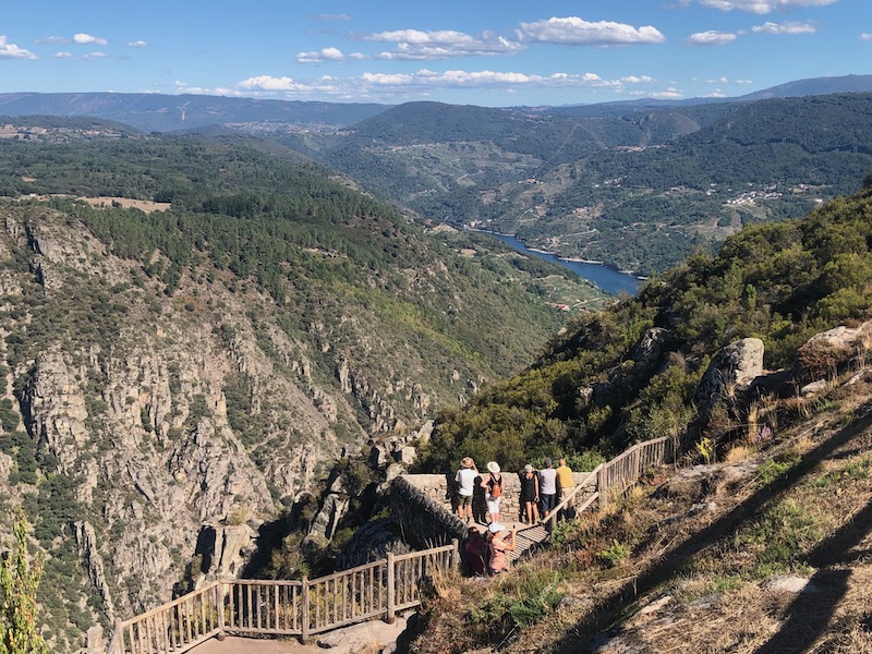 Uitzichtpunt Miradoiro dos Torgas in de Ribeira Sacra del Sil