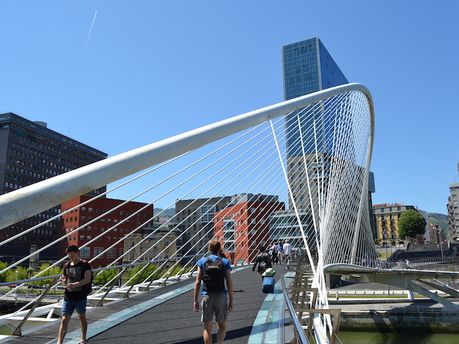 De moderne brug van Calatrava in Bilbao (Baskenland)