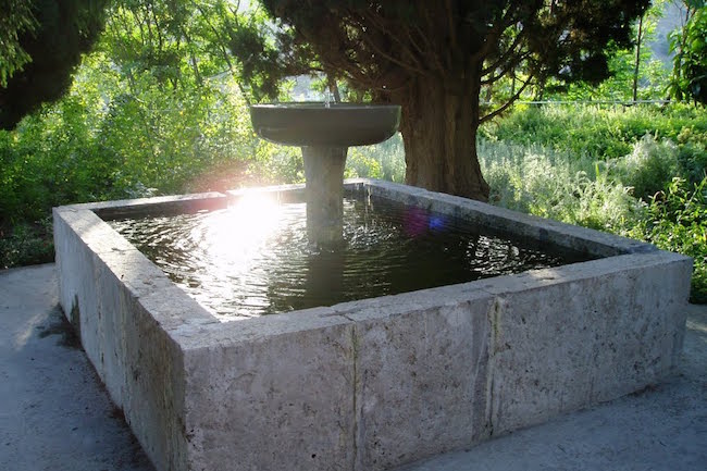Een fontein in de Moorse tuin van Velez de Benaudalla bij La Alpujarra (Zuid Spanje)