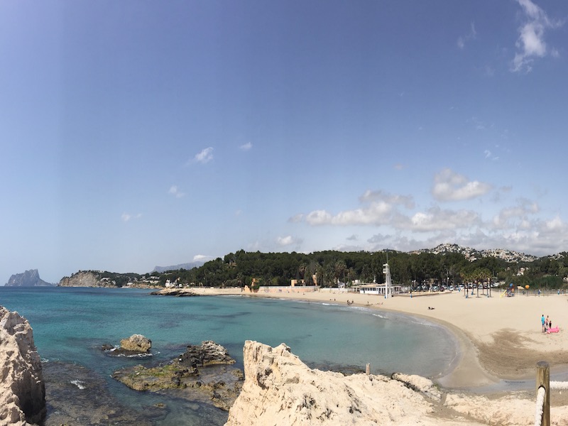 Het strand van Moraira aan de Costa Blanca (Alicante)