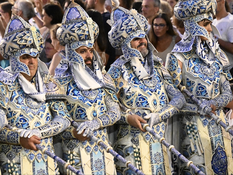 Geniet van prachtige kostuums tijdens de Moren en Christenen feesten in Elche!