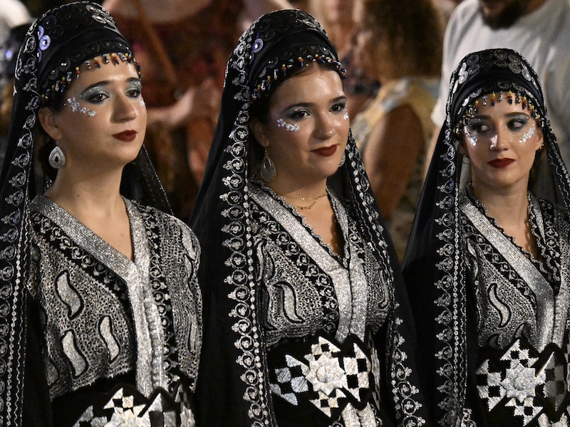 Vrouwen in prachtige kostuums tijdens de Fiestas de Moros y Cristianos in Elche