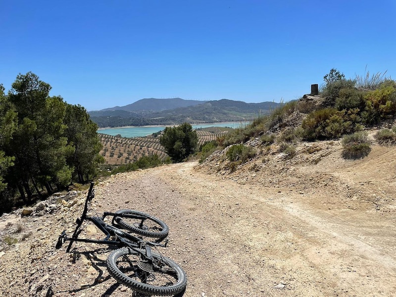 Moountainbiken rond het Meer van Ardales in de provincie Malaga