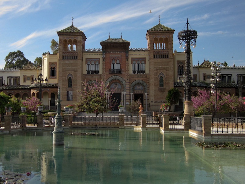 Mudéjar gebouw op América plein in Maria Luisa park in Sevilla