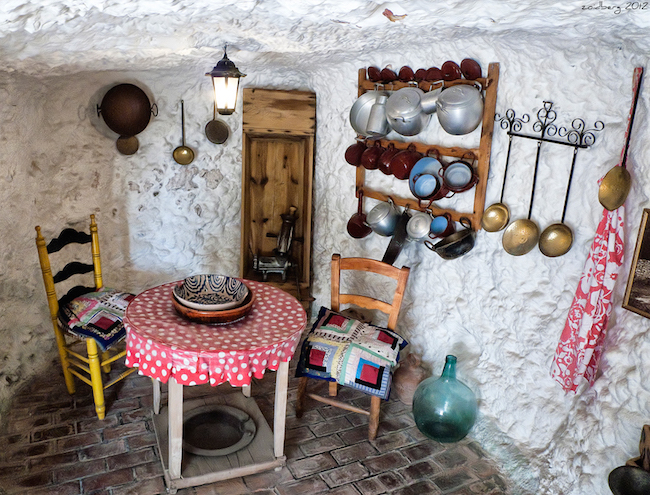 Een grotwoning in het museum Cuevas del Sacromonte in Granada (Zuid Spanje)