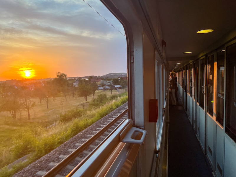 Genieten van zonsopgang terwijl je nachttrein door Europa neemt