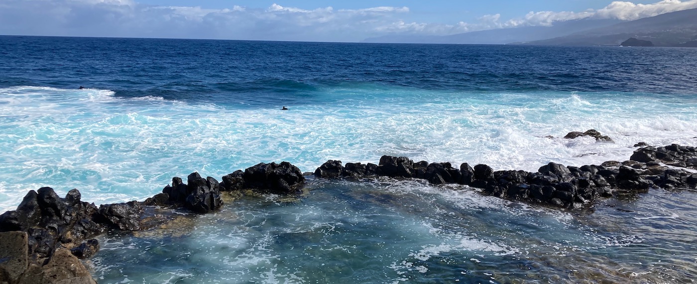Door gestolde lava gevormd natuurlijk zwembad aan de kust van Tenerife