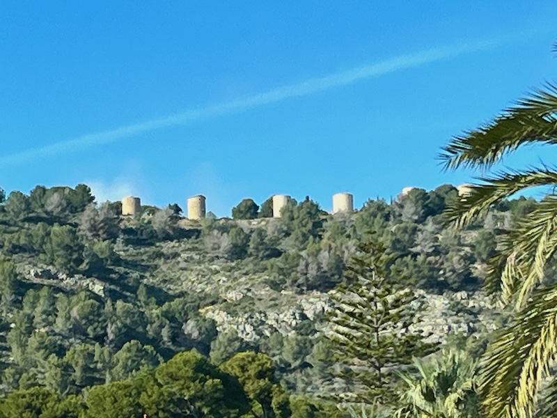 Molens in natuurpark Montgó gezien vanuit Jávea