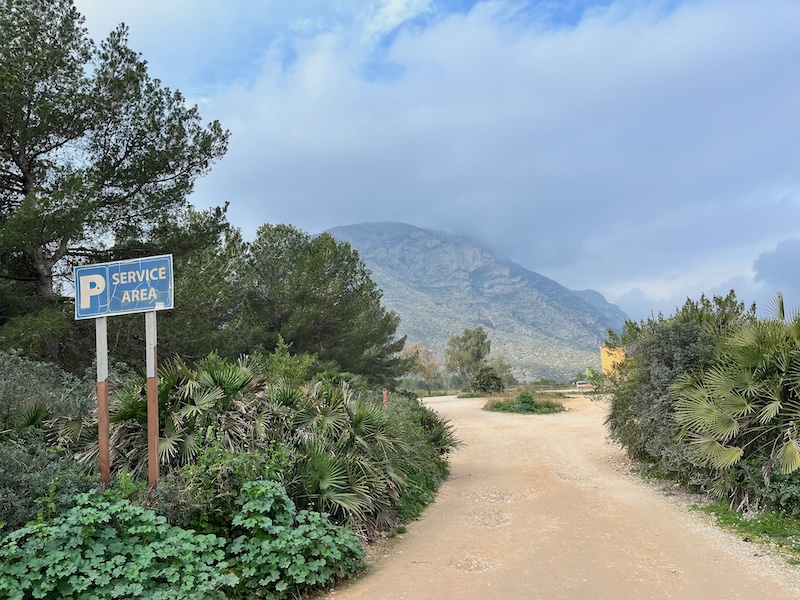 Parkeerplaats in natuurpark Montgó