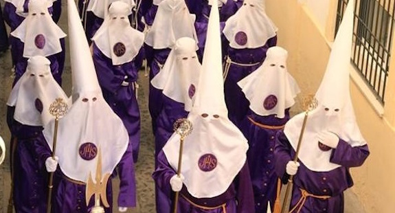 Boetedoeners of Nazarenos tijdens een Semana Santa processie in Andalusië