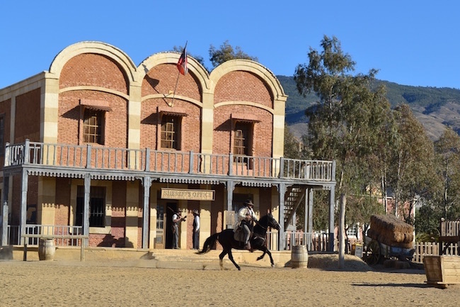 Cowboy te paard in een van Oasys Western themapark in Tabernas woestijn