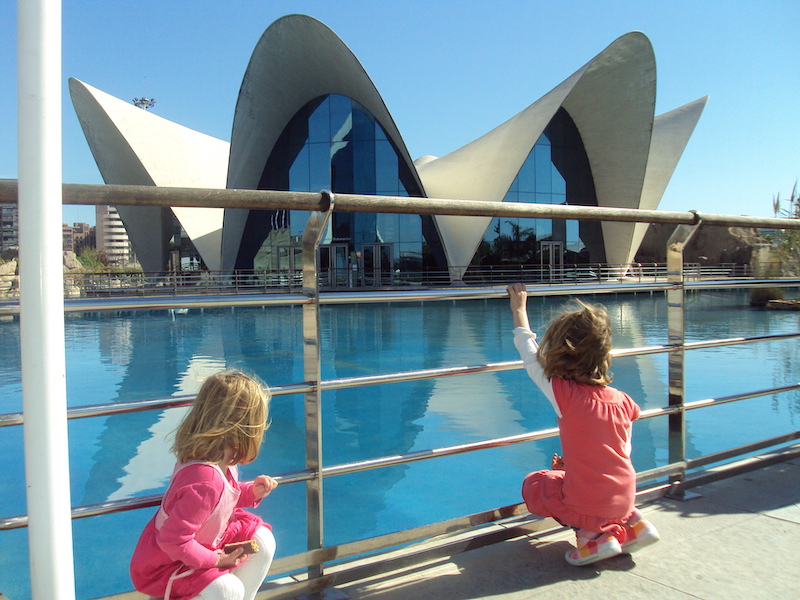 Kindervertier in het hypermoderne aquarium van Valencia