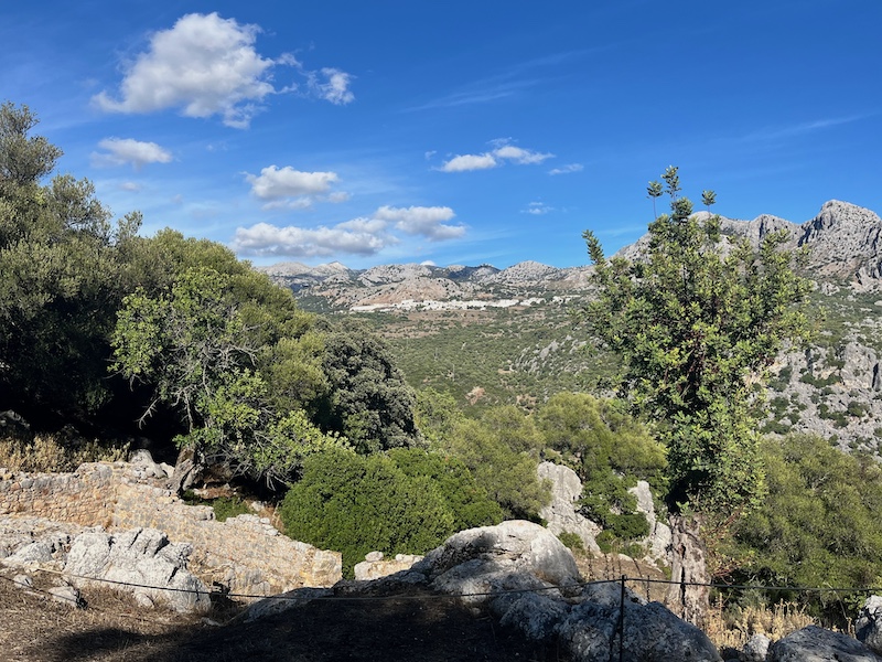 Zicht op Romeinse weg en pueblo blanco Benaocaz vanuit Ocuri