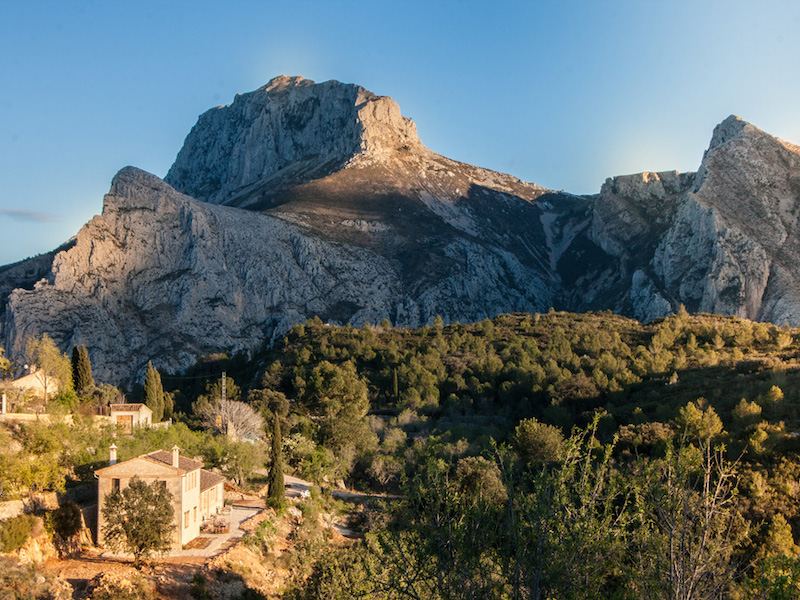 Vanuit Can Elisa kijk je uit op bergen van Serra de Bernia