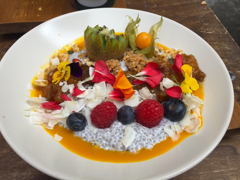 Chia sensatie ontbijt versierd met bloemen bij La Fábrica tijdens Girona Temps de Flors 2019