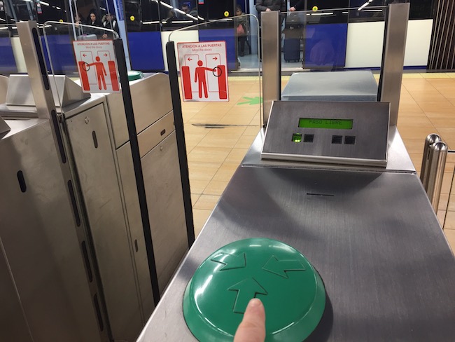 Hou de OV-kaart tegen de groene schijf om het deurtje in de metro te openen