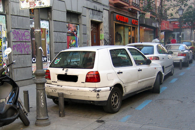 Een blauwe parkeer zone in Madrid