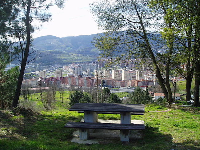 Picknicken op de Artxanda berg buiten Bilbao (Baskenland)