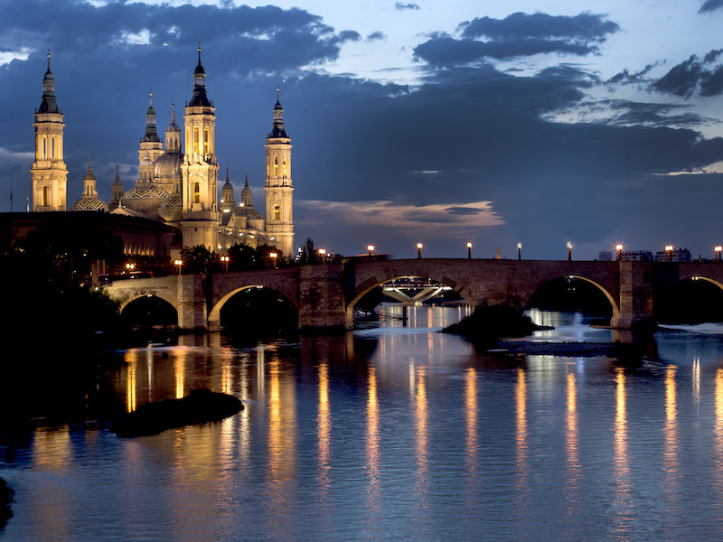 De Nuestra Señora del Pilar Basiliek in Zaragoza gezien vanaf de Ebro rivier - Foto: Esther Casas